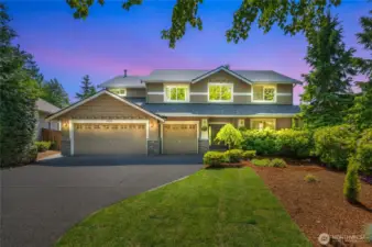 This beautifully crafted Murray Franklyn home offers 5 bedrooms, 2.75 baths, and over 2,700 sq ft of stylish, functional living.