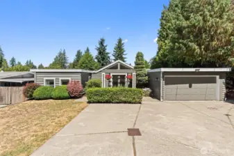 Single level living in an exceptional Bellevue location!