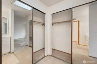the L shaped closet with mirrored doors gives you plenty of space to hang your clothes