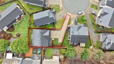 Privat drie at end of cul-de-sac.