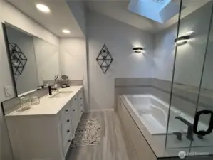 Primary bath with jetted tube.