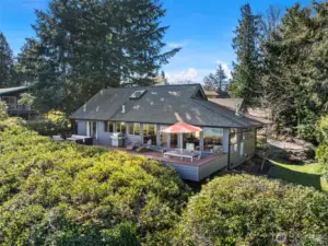 Large view deck and side yard