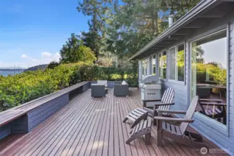 Grill is plumbed for natural gas