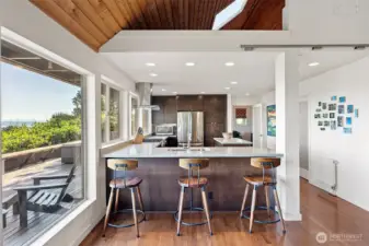 Kitchen with breakfast bar