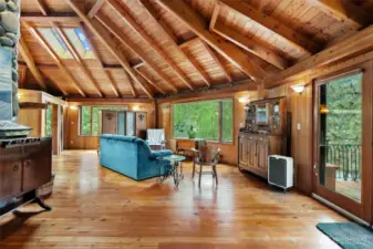 Amazing natural light & deck overlooking River