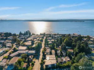 A short stroll to Lake Washington