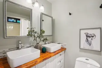 Primary bedroom en-suite bathroom
