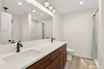 5-Piece Ensuite Bathroom - Upper Level