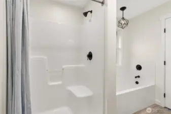 5-Piece Ensuite Bathroom - Upper Level