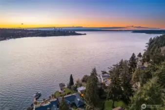 Take in panoramic sunsets over Lake Washington, with the Seattle skyline and snowcapped Olympics on the horizon.