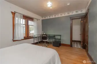 This room has a tandem bathroom access door