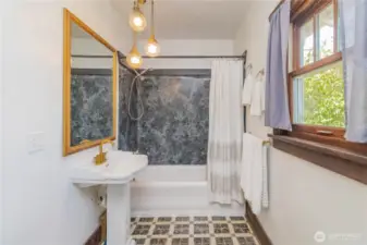 This full bathroom has so many original features...