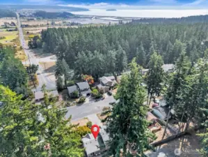 Location of the home makes recreation, shopping, and work all a convenient distance