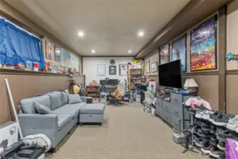 A huge extra room on the lower level provides endless possibilities—perfect for a home office, gym, hobby space, or additional living area.