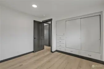 2nd bedroom w/built-in closets