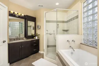 4-piece en-suite primary bath