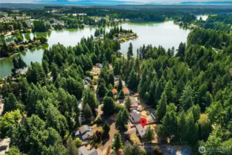 Close to Long Lake!