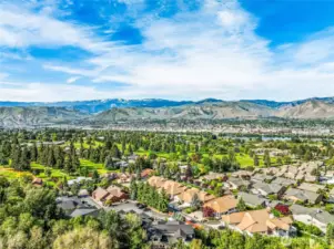 Close proximity to the Wenatchee Golf & Country Club