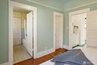 Primary entrance to Jack-and_Jill bathroom