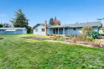 Large backyard with veggie gardens