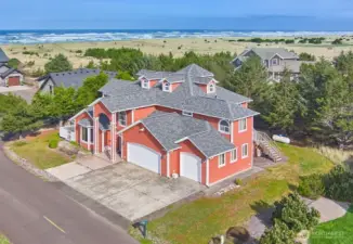 Stunning coastal retreat just a short walk to the sand!