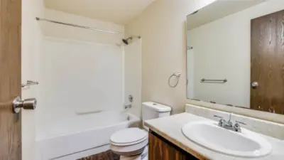 Centrally located full bath between the main living space and bedrooms.