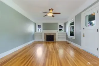 Living room with gas log Fireplace