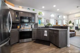 Spacious, modern and open kitchen. What a great view to cook with !