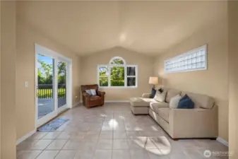 Large bonus / sun room for dinning or a sitting room is spectacular.