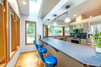 Breakfast bar is so handy & great for entertaining!