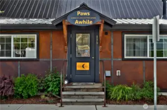 Paws A While Pet Suites welcomes travelers that travel with their best friends- be they cat or dog.