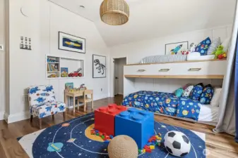 Bed - virtually staged
