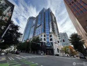Cristalla Condominium - close to dining, shopping, Amazon, Pike Place Market, Waterfront & the new Waterfront Park, public transportation & more!  No rental cap & pet friendly!  Incredible price & value!