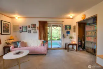 Downstairs well maintained apartment