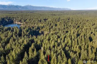 Just a few blocks from Maggie Lake communiyt beach!