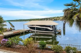 Covered hydraulic boatlift with remote controls
