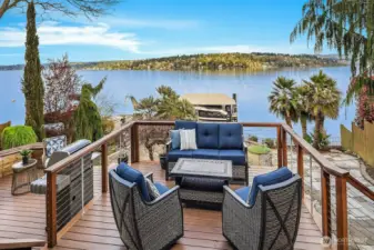 Relax and entertain lakeside