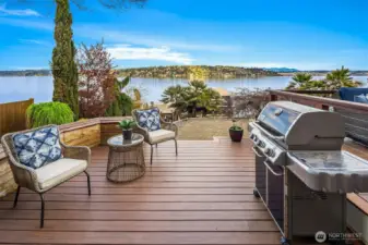 Relax and entertain lakeside