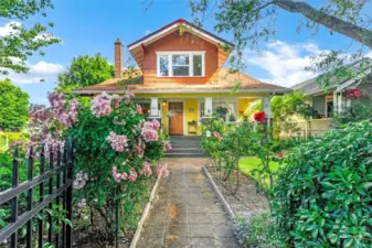 Don't miss this sprawling and dreamy Tacoma Craftsman opportunity! 3,664 finished square feet across three well-appointed levels of living space.