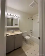 Another photo of the full bathroom.