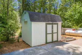 This is the pool house.  The propane tank is for the pool heater.  The tank is leased for approximately $100 per year.