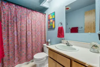 Hallway: Full bath