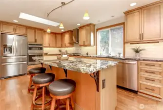 XXL Island w custom cabinetry