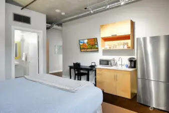 This well-appointed guest suite includes all the essentials, from a mini kitchenette to a private bathroom, making it a convenient option for residents to accommodate out-of-town visitors without any hassle.