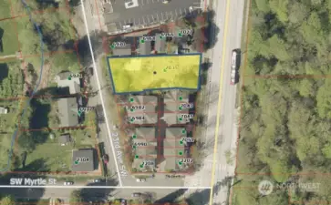 9,685 sf lot runs street-to-street