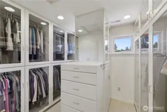 Primary suite walk in closet
