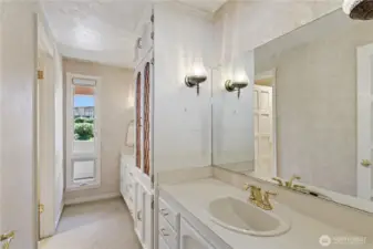 Upstairs full bathroom