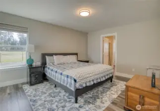 Step into your primary bedroom with en-suite overlooking the golf course.