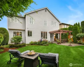 Gorgeous Private Fully- Fenced Yard