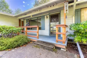 Covered front porch, great when the weather is wet and drippy